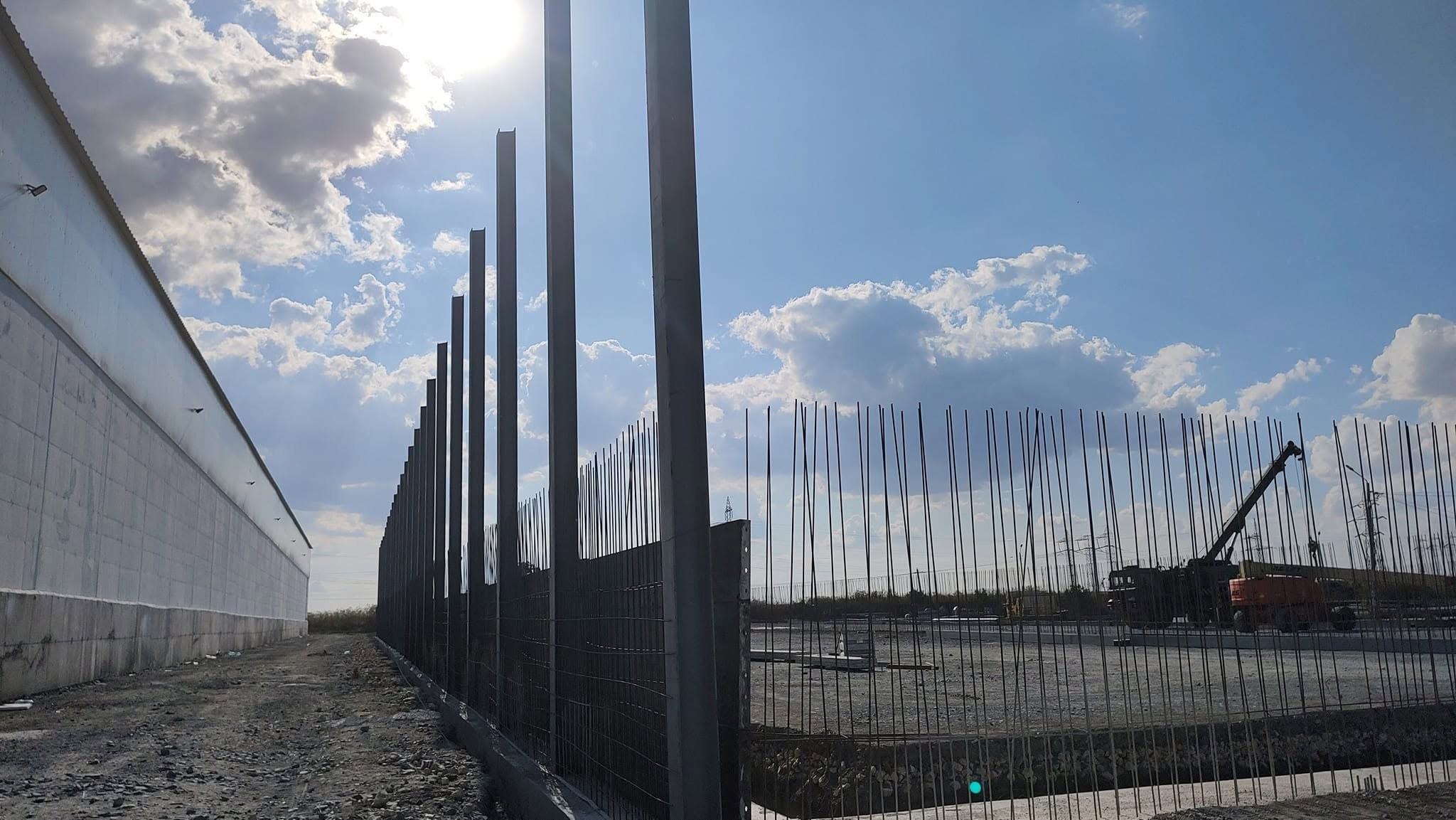 Perete de subsol din beton armat, cu armătura la vedere