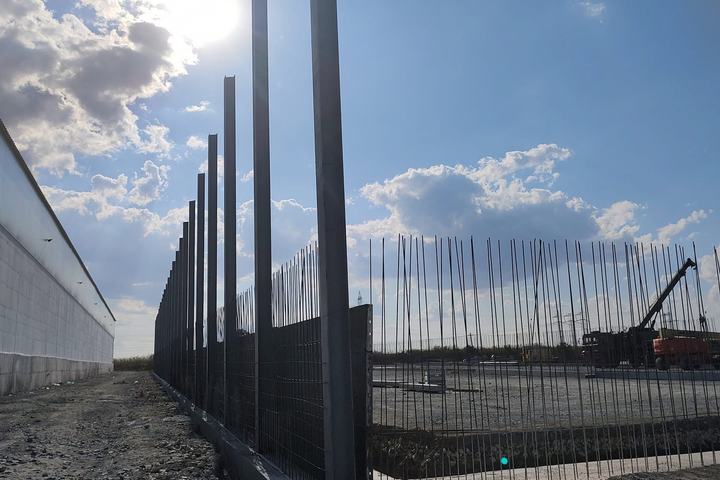 Perete de subsol din beton armat, cu armătura la vedere