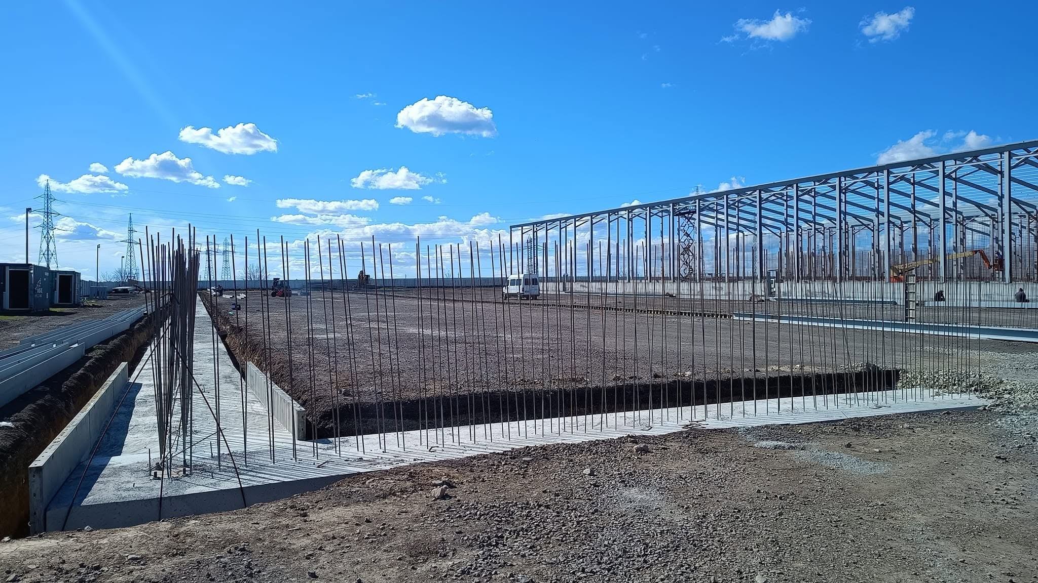 Platformă cu armătură pregătită pentru turnarea betonului
