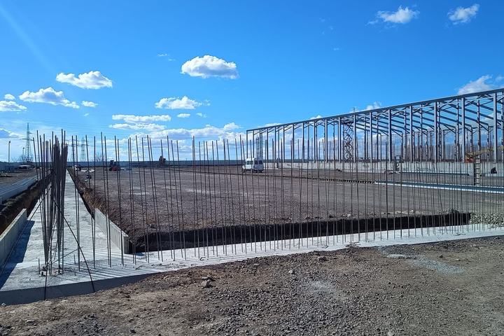 Platformă cu armătură pregătită pentru turnarea betonului