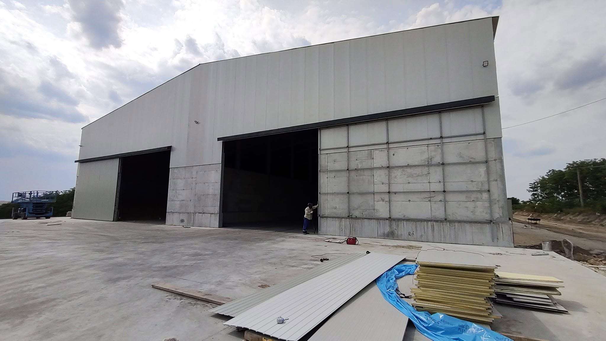 Hală industrială finalizată, cu pereți din beton și acoperiș metalic