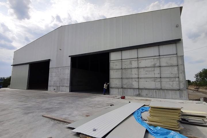 Hală industrială finalizată, cu pereți din beton și acoperiș metalic