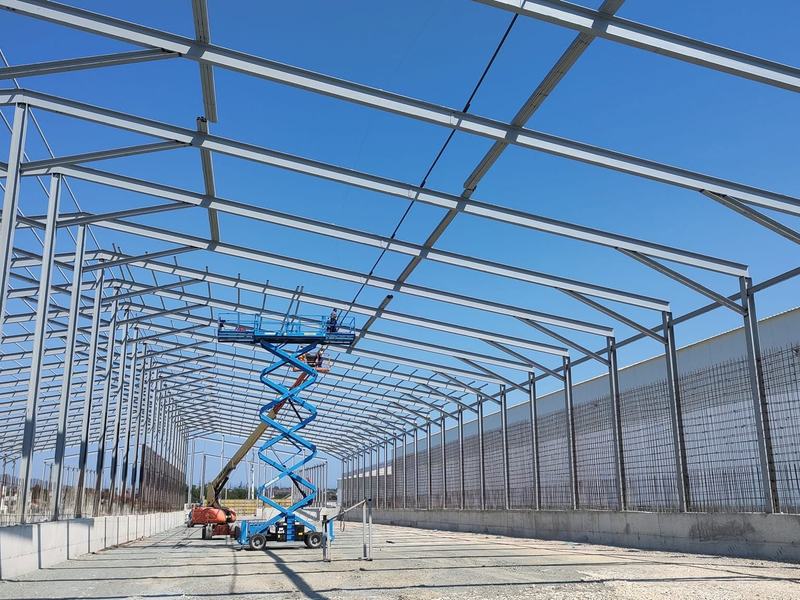 Structura acoperișului metalic văzută din interiorul halei