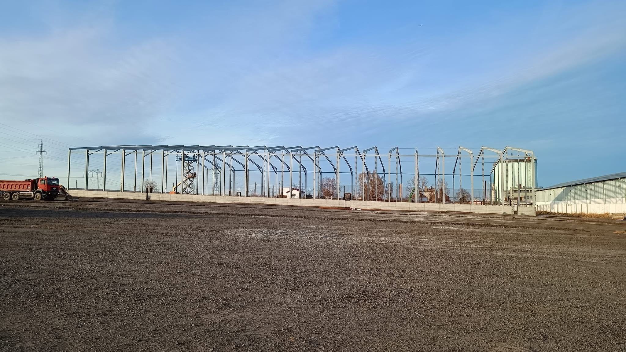 Platformă de pământ nivelată, pregătită pentru construcție