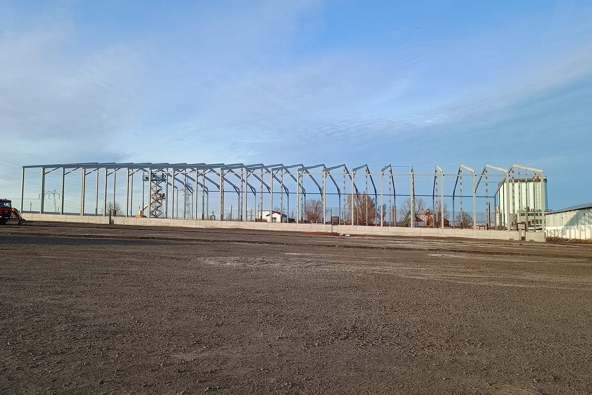 Platformă de pământ nivelată, pregătită pentru construcție