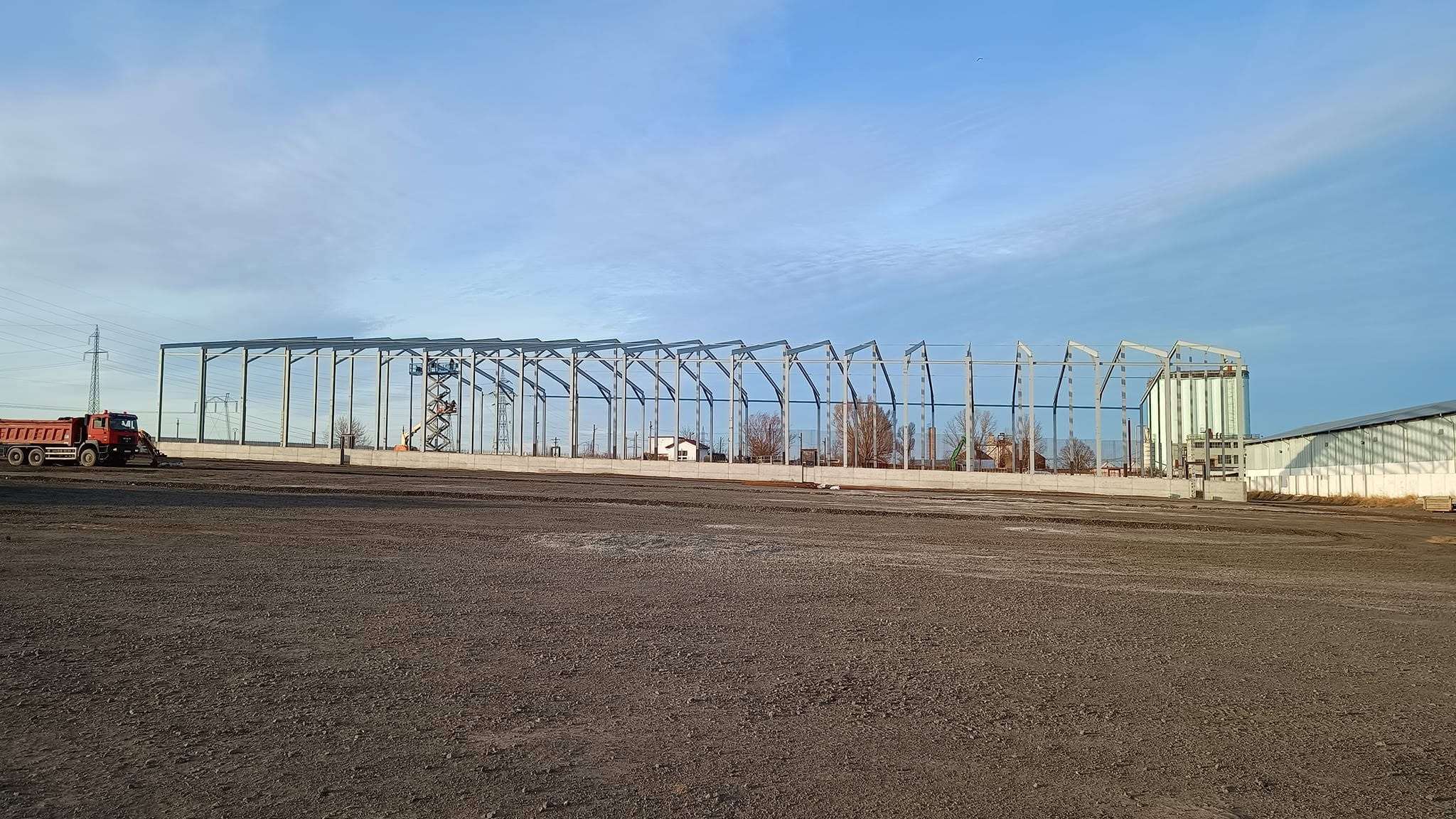 Platformă de pământ nivelată, pregătită pentru construcție