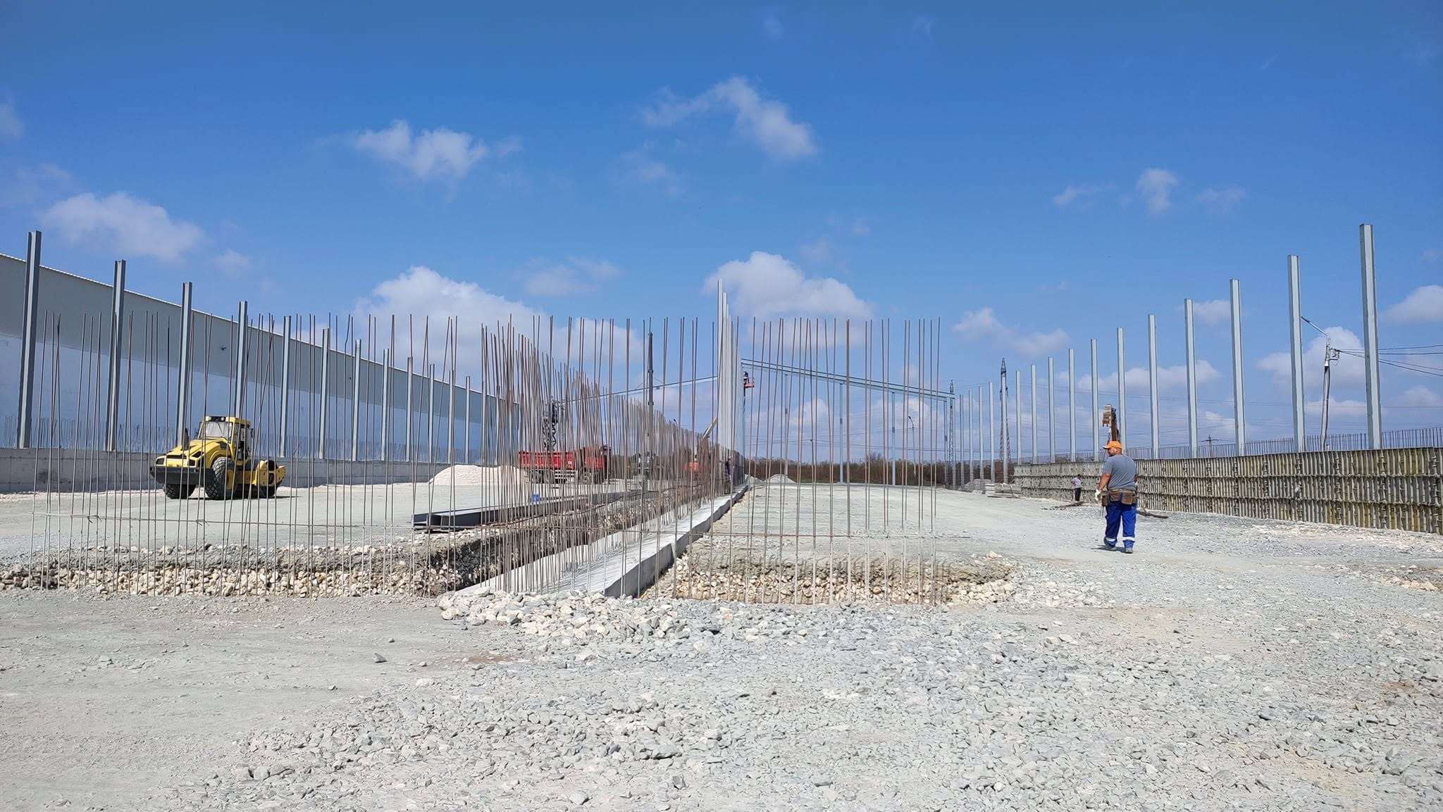 Platformă cu fundații trasate și utilaje în lucru