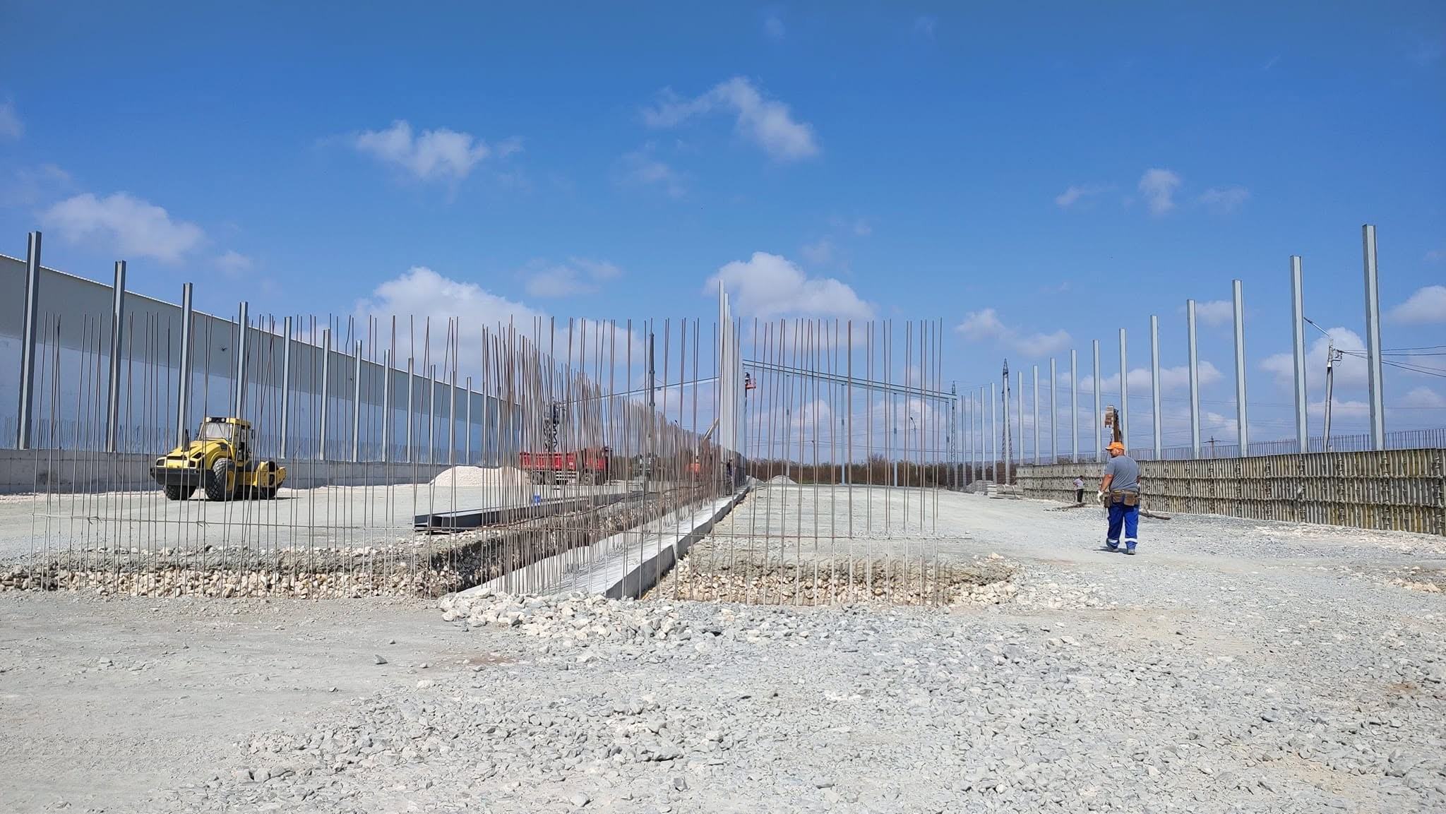 Platformă cu fundații trasate și utilaje în lucru