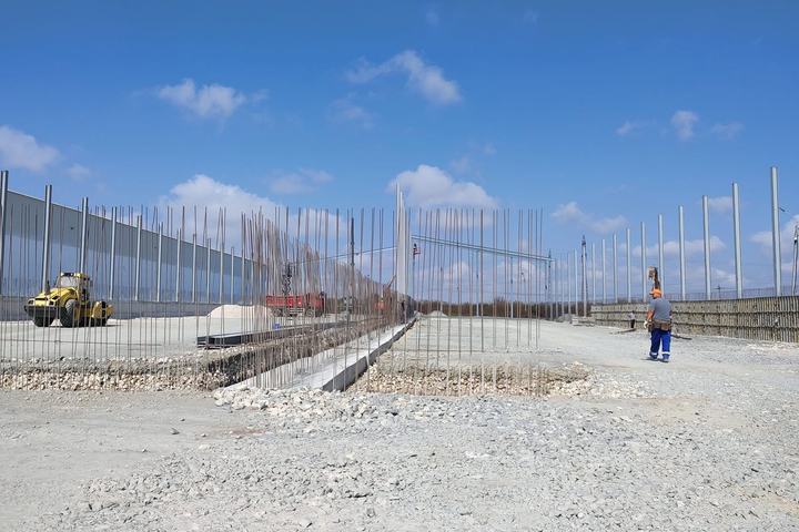 Platformă cu fundații trasate și utilaje în lucru