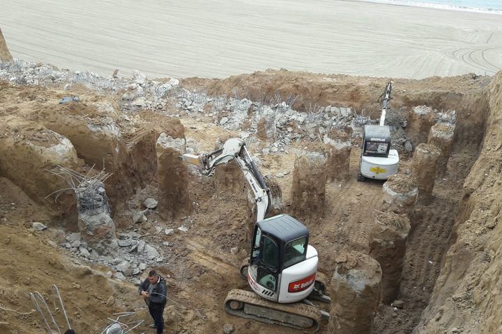 Piloți forați cu armătură și miniexcavatoare în groapa de fundație