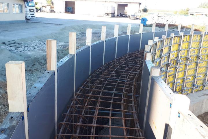 Perete curb din beton armat cu cofraj, în execuție