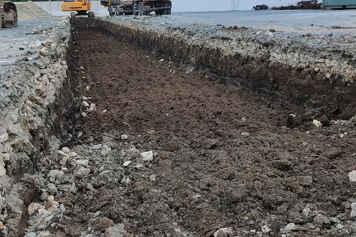 Săpătură pentru rețele lângă o hală