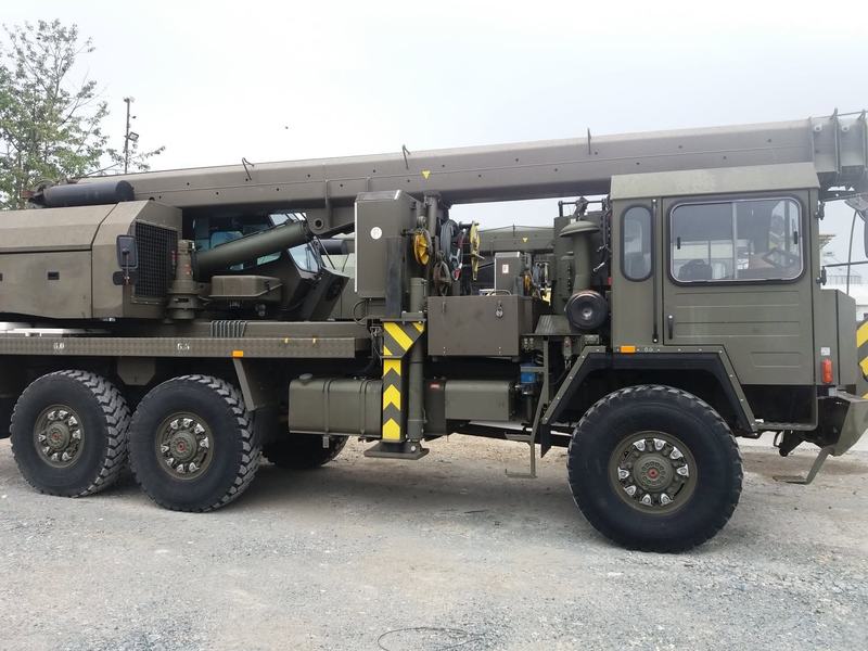 Automacara pe șasiu 6×6 cu brațul ridicat, pe șantier