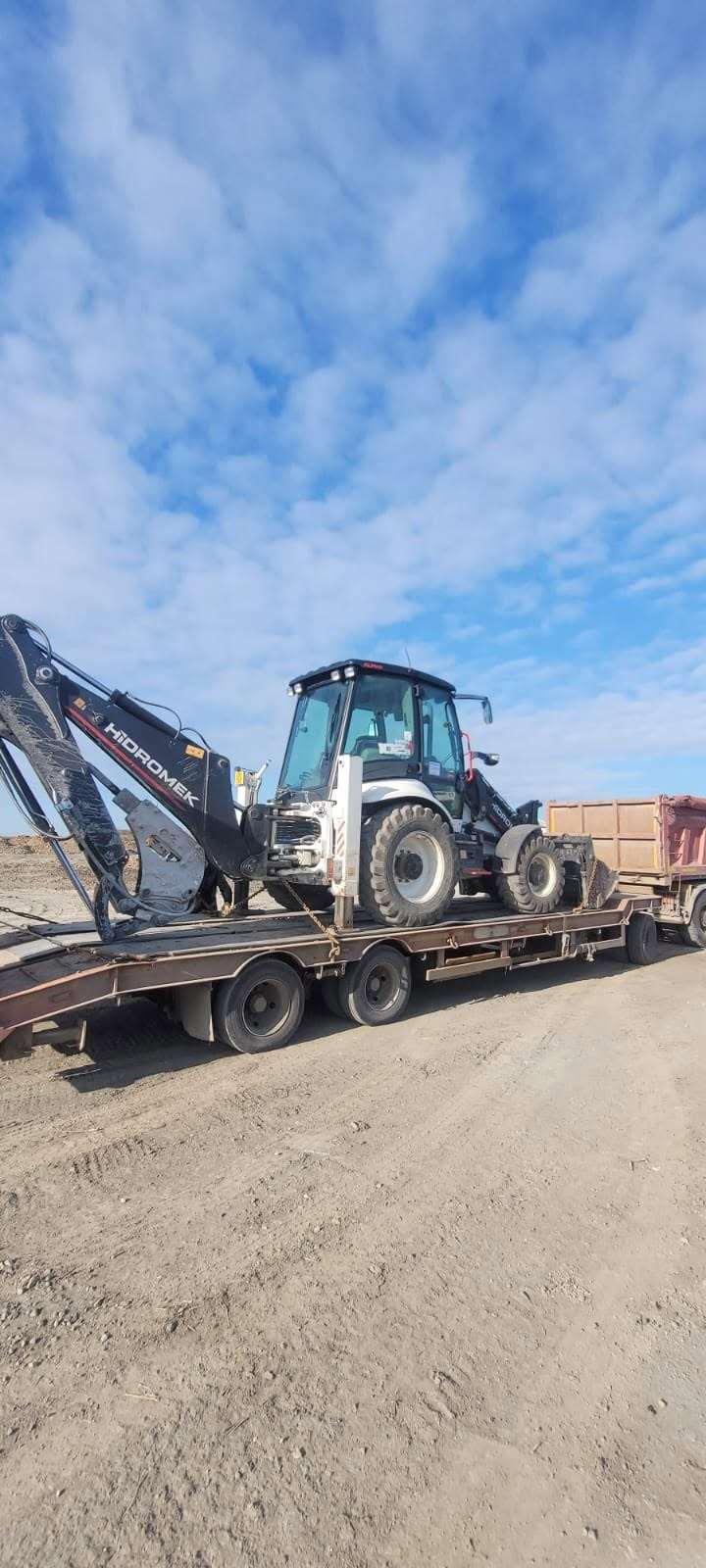 Buldoexcavator pe trailer, pregătit de transport