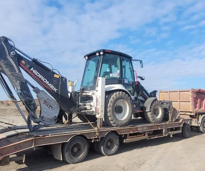 Buldoexcavator pe trailer, pregătit de transport