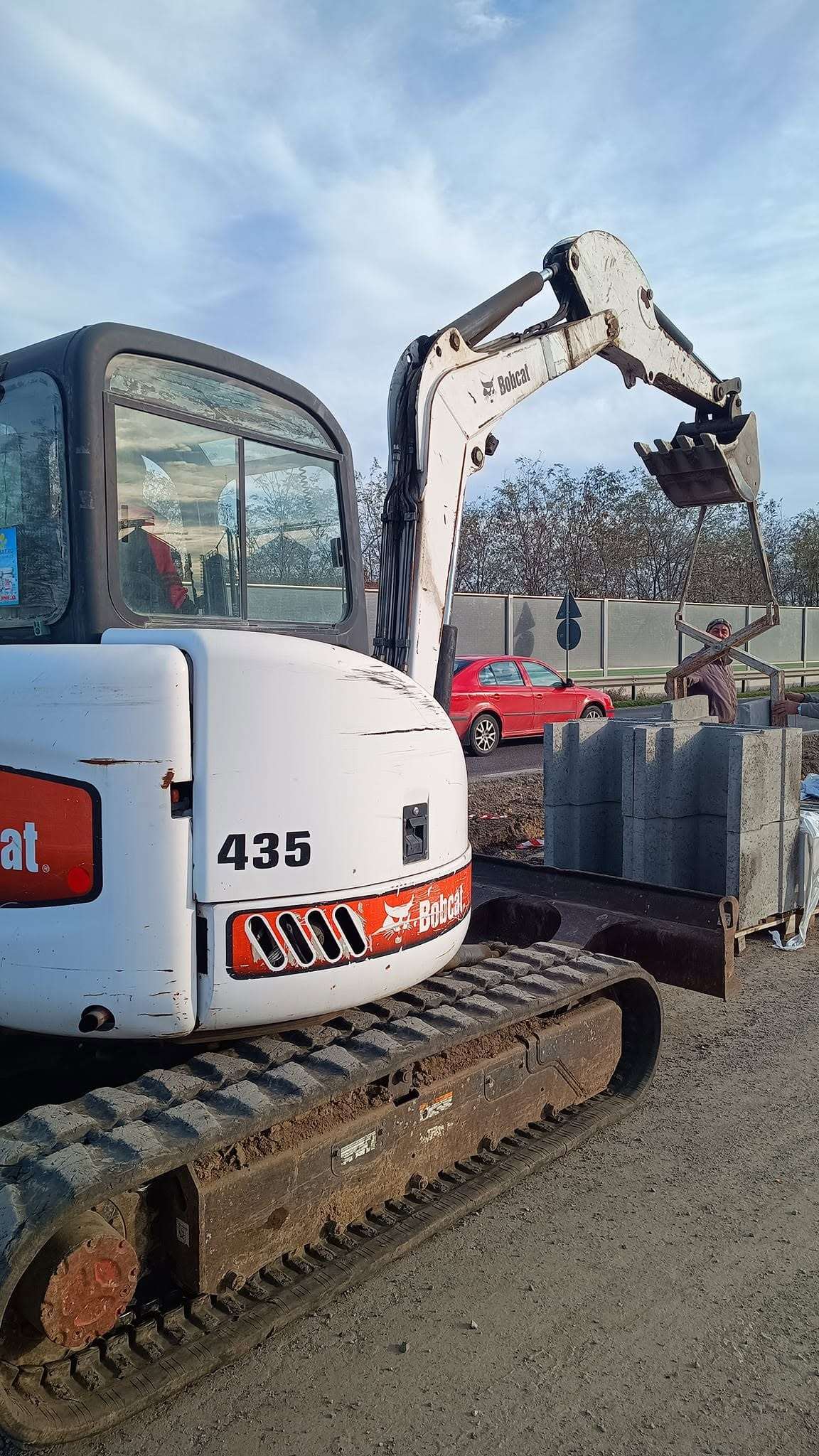 Miniexcavator Bobcat cu brațul ridicat