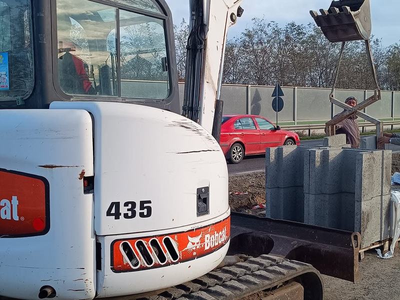 Miniexcavator Bobcat cu brațul ridicat